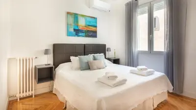 Cama o camas de una habitación en Heima Puerta del Sol - Opera Center