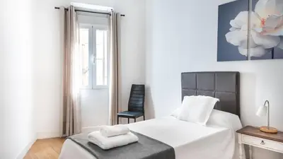 Cama o camas de una habitación en Heima Puerta del Sol - Opera Center