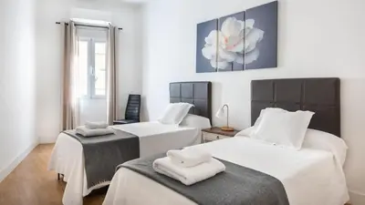 Cama o camas de una habitación en Heima Puerta del Sol - Opera Center