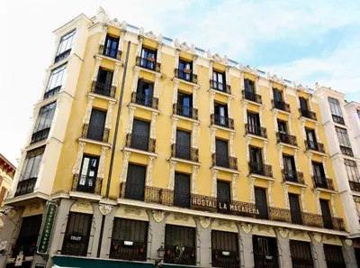 Edificio en el que se encuentra el hostal o pensión