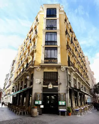 Edificio en el que se encuentra el hostal o pensión