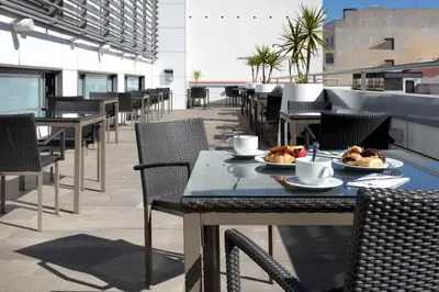 Comida en o cerca de este hotel