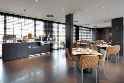 Un restaurante o sitio para comer en Eurostars Plaza Mayor