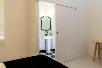 Un baño de MEZZANINE YELLOW