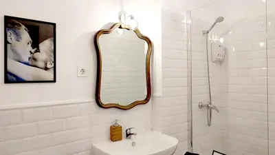 Un baño de MEZZANINE YELLOW