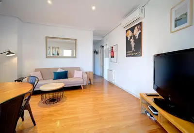 Una televisión o centro de entretenimiento en Apartament Glorieta Puerta de Toledo