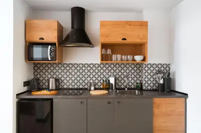 Una cocina o zona de cocina en Limehome Madrid Calle de la Madera - Digital Access