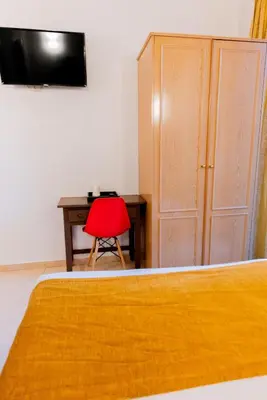 Una televisión o centro de entretenimiento en Hostal Josefina-Gran Vía