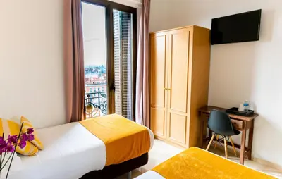 Una televisión o centro de entretenimiento en Hostal Josefina-Gran Vía
