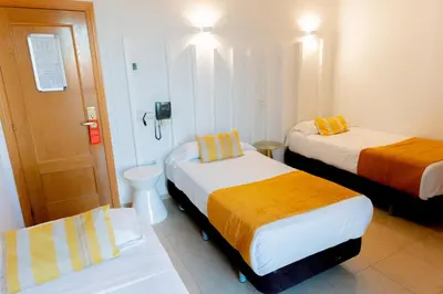 Cama o camas de una habitación en Hostal Josefina-Gran Vía