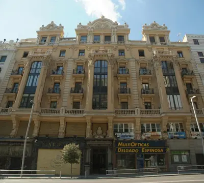 Edificio en el que se encuentra el hostal o pensión