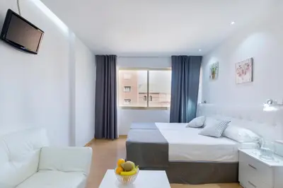 Cama o camas de una habitación en Boutique Urban Madrid Serrano