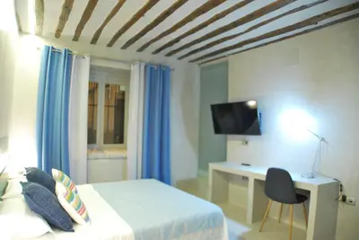 Una televisión o centro de entretenimiento en Apartamento NAO MALASAÑA - GRAN VIA