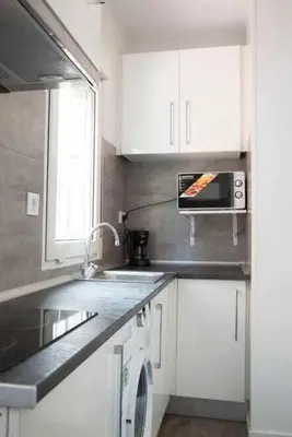 Una cocina o zona de cocina en Comodo y agradable estudio en Madrid centro A6