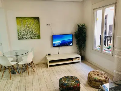 Una televisión o centro de entretenimiento en Beautiful and comfortable flat in center of Madrid