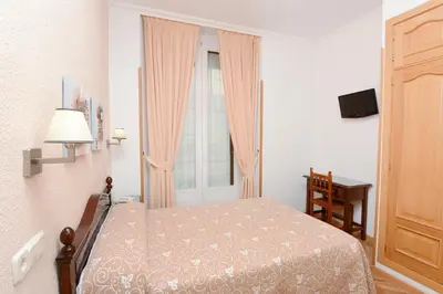 Cama o camas de una habitación en Hostal Biarritz