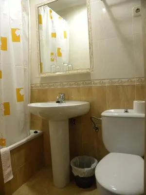 Un baño de Hostal Biarritz