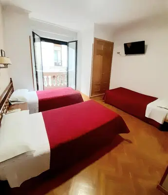 Cama o camas de una habitación en Hostal Biarritz