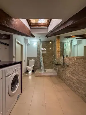 Un baño de Comodo atico en Tirso de Molina Madrid