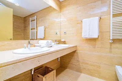 Un baño de Velazquez Suites