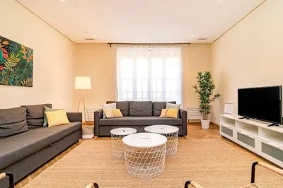 Una televisión o centro de entretenimiento en Velazquez Suites