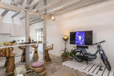 Una televisión o centro de entretenimiento en Waou SKY OF MADRID es MIA - Corta Duración