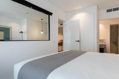 Cama o camas de una habitación en Feelathome Waldorf Suites Apartments
