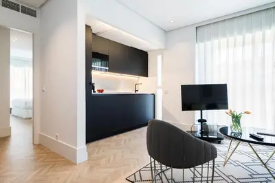 Una televisión o centro de entretenimiento en Feelathome Waldorf Suites Apartments