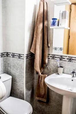 Un baño de Residencia Gómez Pardo