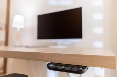 Una televisión o centro de entretenimiento en Cozy 2BR Duplex - 2 min walk to Plaza Santa Ana