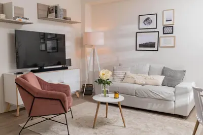 Una televisión o centro de entretenimiento en Cozy 2BR Duplex - 2 min walk to Plaza Santa Ana