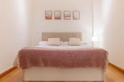 Cama o camas de una habitación en Cozy 2BR Duplex - 2 min walk to Plaza Santa Ana