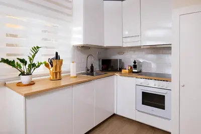 Una cocina o zona de cocina en Cozy 2BR Duplex - 2 min walk to Plaza Santa Ana