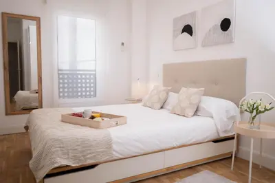 Cama o camas de una habitación en Quiet 1BR apartment in Chueca