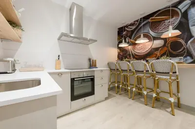 Una cocina o zona de cocina en Stylish Renewed 3min to Gran Via-2B2BT