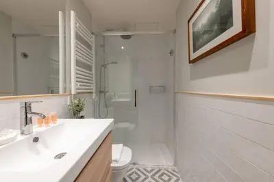 Un baño de Sophisticated brand new flat in historic district