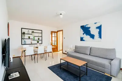 Una televisión o centro de entretenimiento en MODERN AND BRIGHT APARTMENT Plaza Elíptica -MAGIN