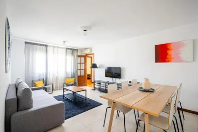 Una televisión o centro de entretenimiento en MODERN AND BRIGHT APARTMENT Plaza Elíptica -MAGIN