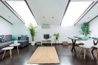 Una televisión o centro de entretenimiento en Charming Apartment Madrid 57 m² + Internet