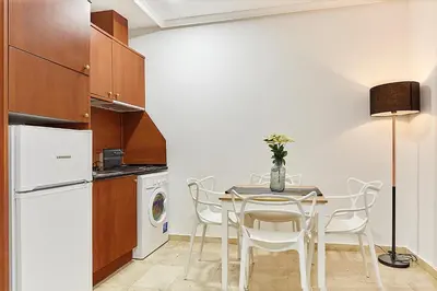 Una cocina o zona de cocina en LEEWAYS APARTMENT III in GRAN VÍA