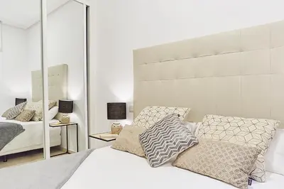 Cama o camas de una habitación en LEEWAYS APARTMENT XX in GRAN VÍA