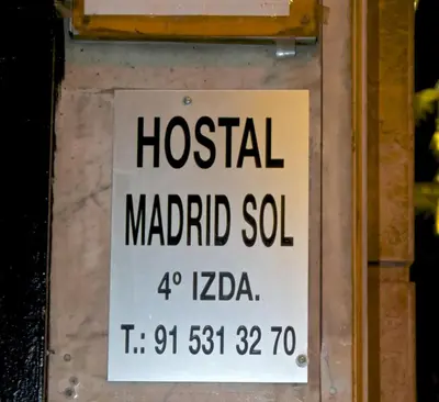 Certificado, premio, señal o documento que está expuesto en Hostal Madrid Sol