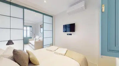 Una televisión o centro de entretenimiento en Sol y El Madroño