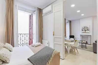 Cama o camas de una habitación en LEEWAYS APARTMENT XII in GRAN VÍA