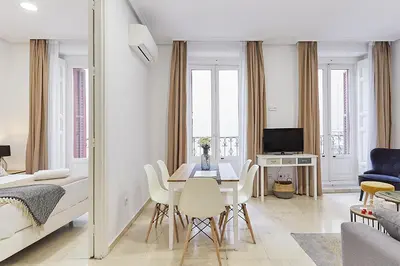 Una televisión o centro de entretenimiento en LEEWAYS APARTMENT XII in GRAN VÍA