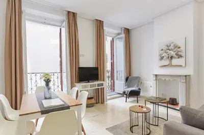 Una televisión o centro de entretenimiento en LEEWAYS APARTMENT XII in GRAN VÍA