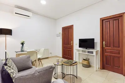 Una televisión o centro de entretenimiento en LEEWAYS APARTMENT XIX in GRAN VÍA