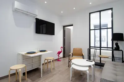 Una televisión o centro de entretenimiento en We Madrid Casa Duque