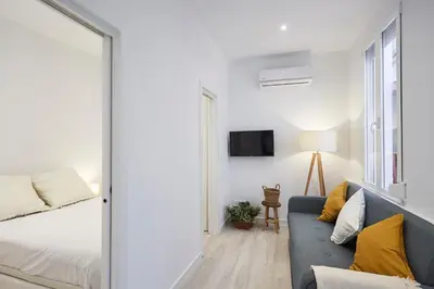 Una televisión o centro de entretenimiento en LEEWAYS APARTMENT in ZURITA