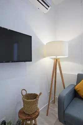 Una televisión o centro de entretenimiento en LEEWAYS APARTMENT in ZURITA